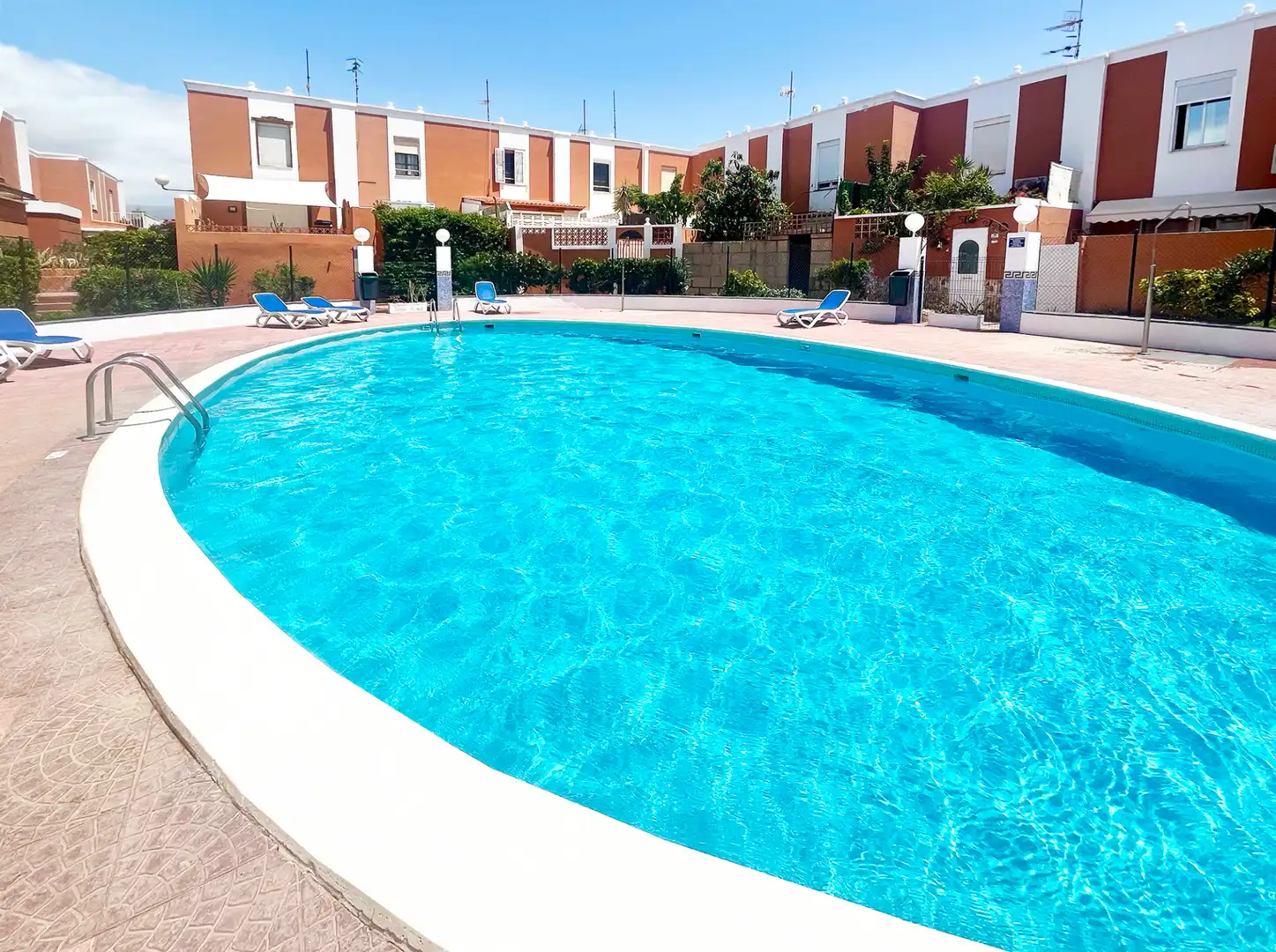 Piscina de Casa adosada en venda en Granadilla de Abona amb Aire condicionat, Moblat i Piscina comunitària