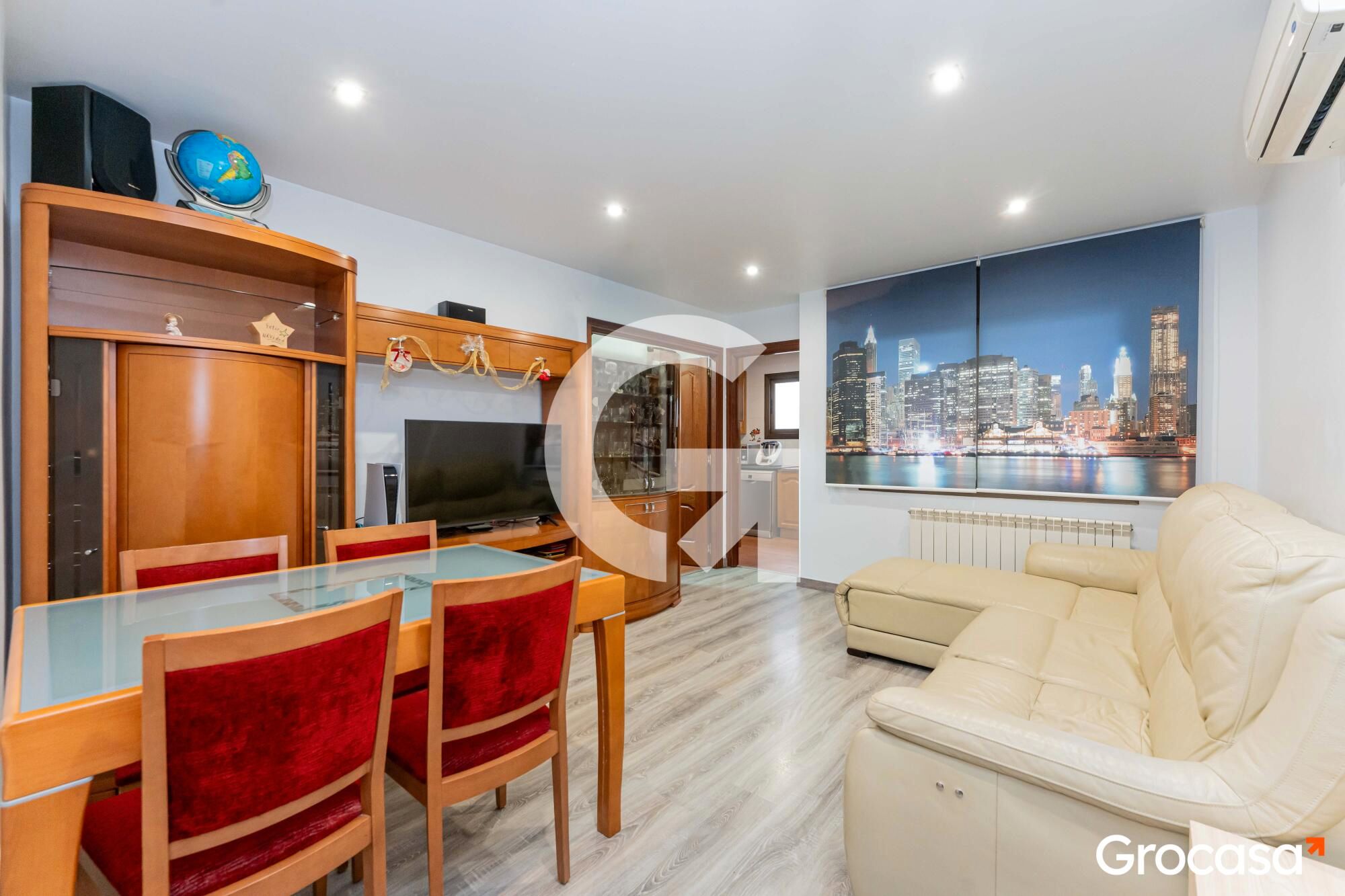 Sala d'estar de Pis en venda en Cornellà de Llobregat amb Aire condicionat, Calefacció i Forn