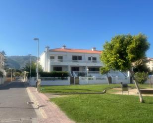 Vista exterior de Casa adosada en venda en Oropesa del Mar / Orpesa amb Aire condicionat, Terrassa i Piscina