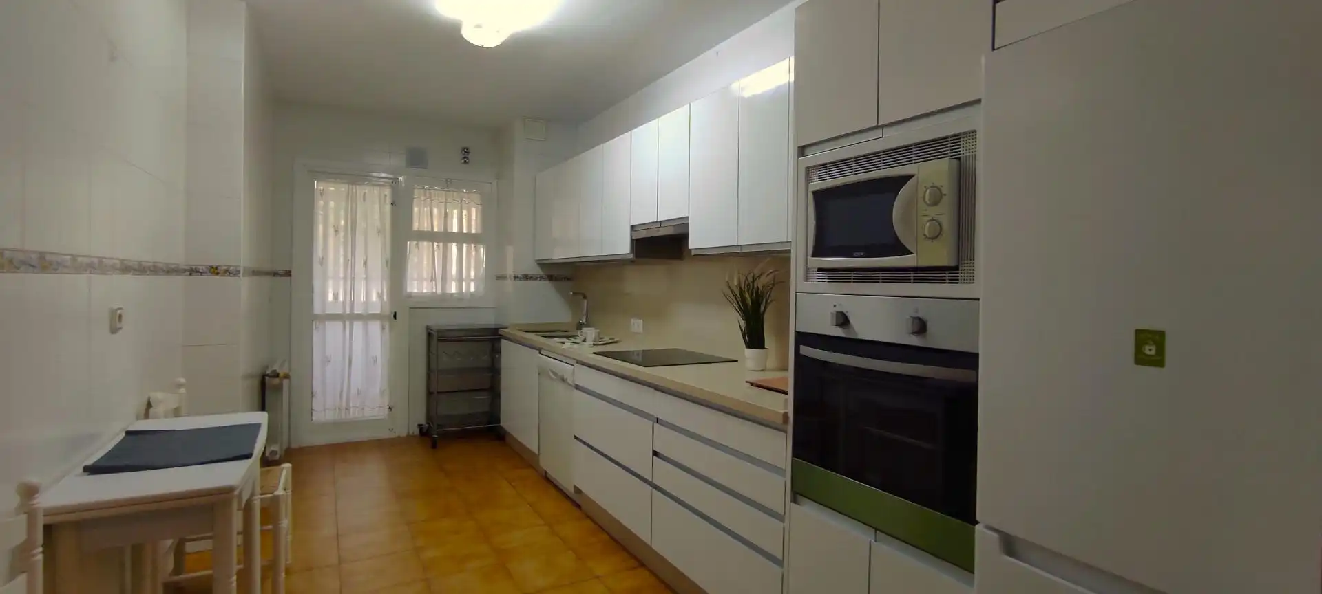 Cocina de Apartamento de alquiler en Málaga con Jardín privado