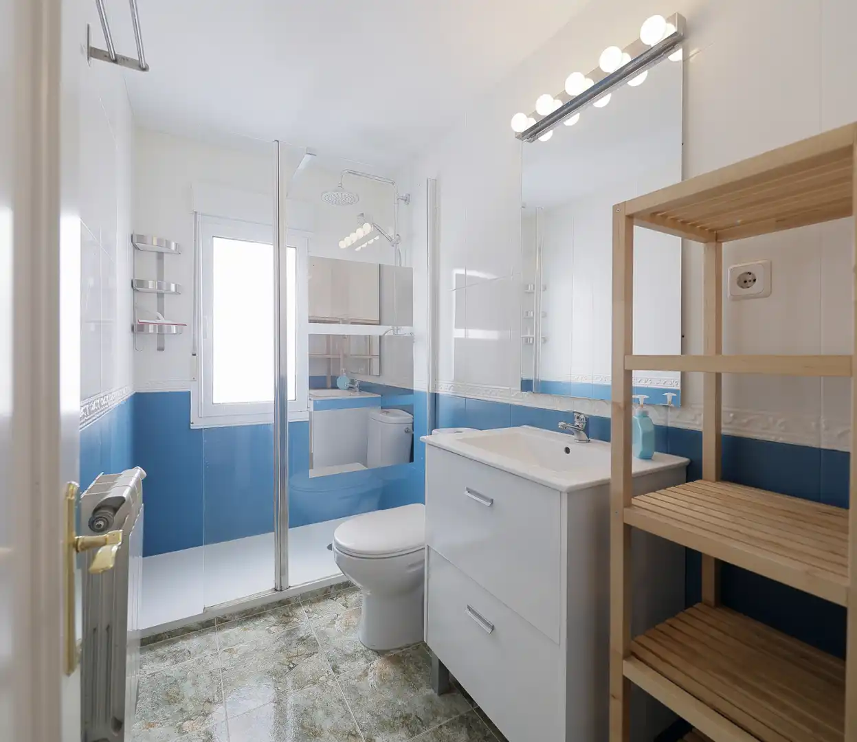 Baño de Piso en venta en Gijón  con Calefacción, Terraza y Amueblado