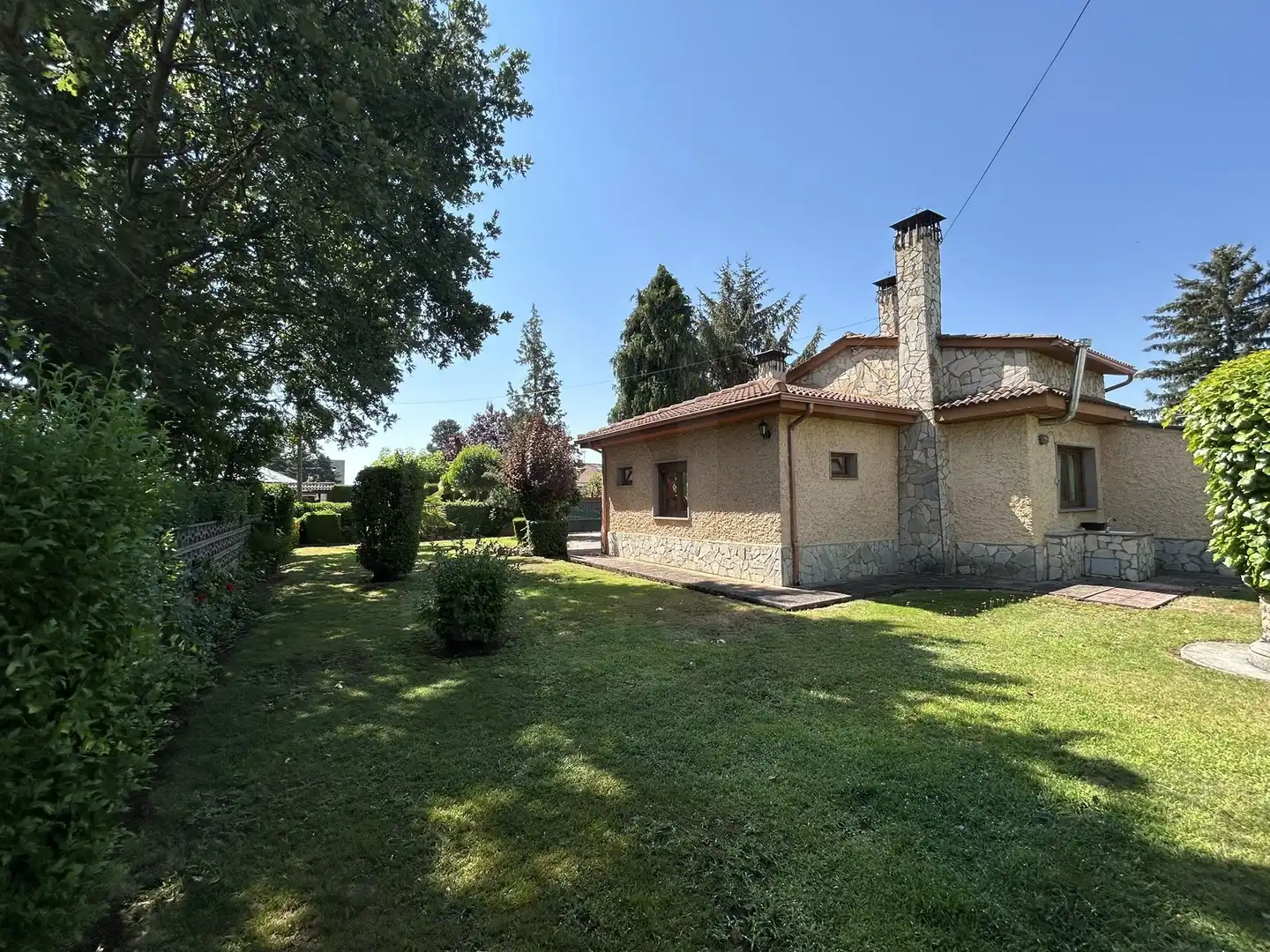 Vista exterior de Casa o chalet en venta en Villadangos del Páramo con Calefacción, Terraza y Piscina