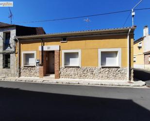 Vista exterior de Casa o xalet en venda en La Parrilla  amb Calefacció i Jardí privat