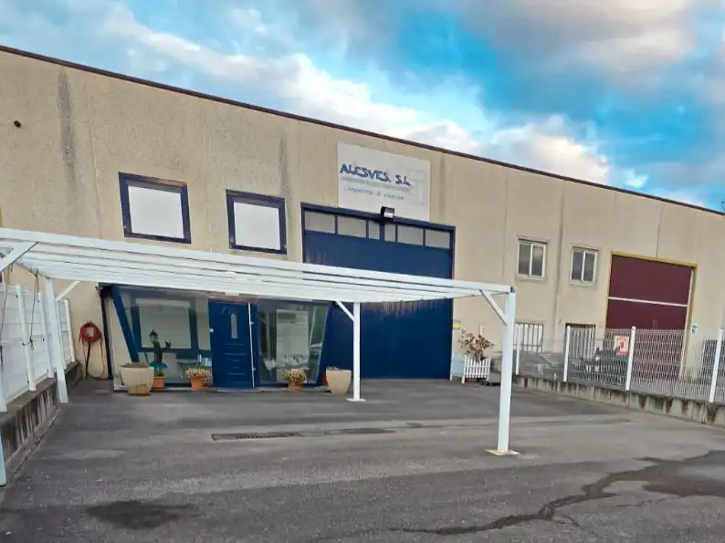 Vista exterior de Oficina en venda en Villafranca amb Calefacció, Moblat i Internet