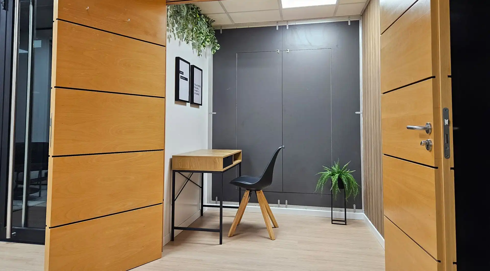 Büro zur Miete in Utebo mit Klimaanlage, Heizung und Möbliert