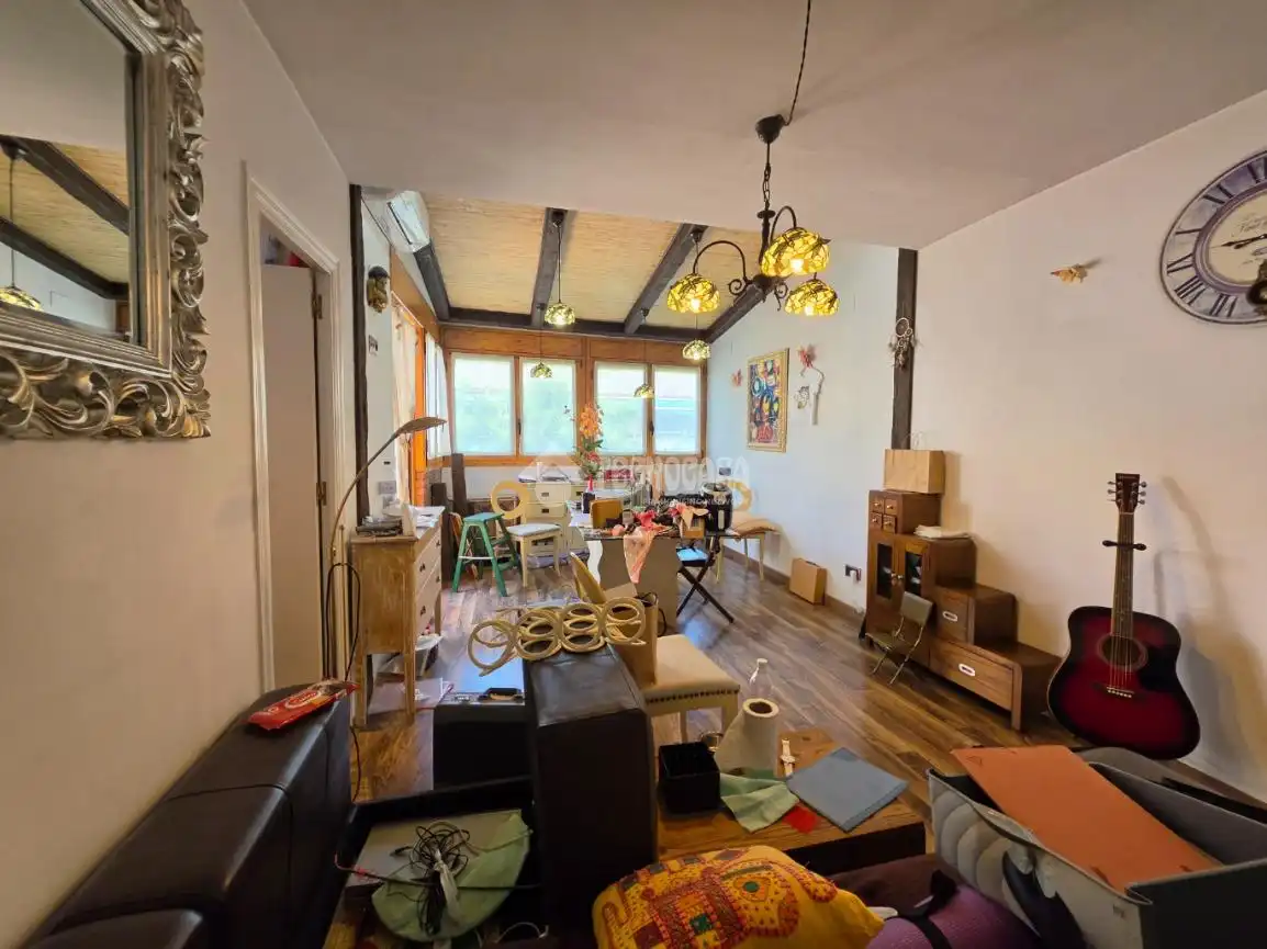 Sala d'estar de Pis en venda en Santa Coloma de Gramenet amb Aire condicionat, Parquet i Terrassa