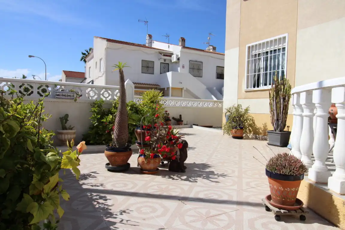Vista exterior de Casa o xalet en venda en Torrevieja amb Terrassa, Moblat i Piscina comunitària