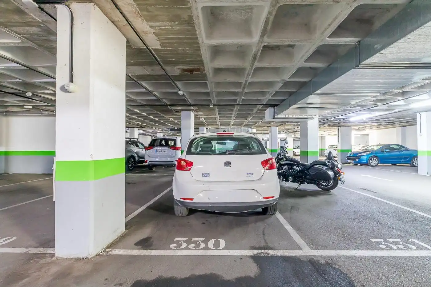 Parking de Dúplex de alquiler en Madrid con Aire acondicionado, Calefacción y Parquet