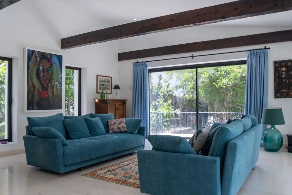 Sala d'estar de Casa adosada en venda en Marbella amb Aire condicionat, Terrassa i Traster