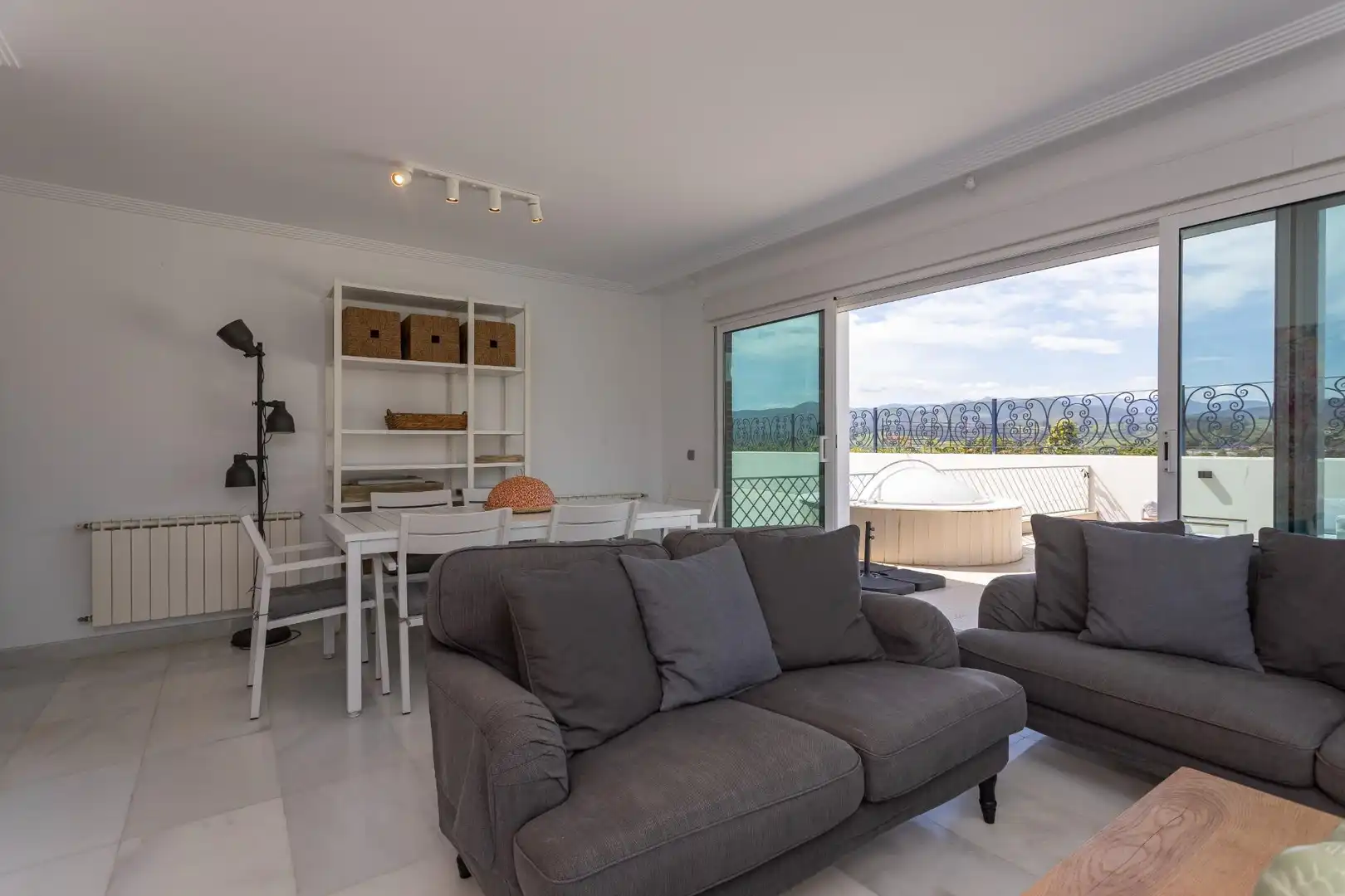 Sala de estar de Piso en venta en San Vicente de la Barquera con Calefacción, Terraza y Piscina comunitaria