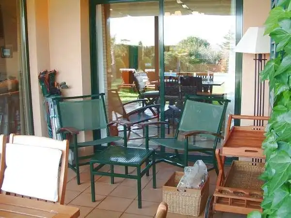 Terrasse von Einfamilien-Reihenhaus zum Verkauf in Navata mit Heizung, Privatgarten und Terrasse