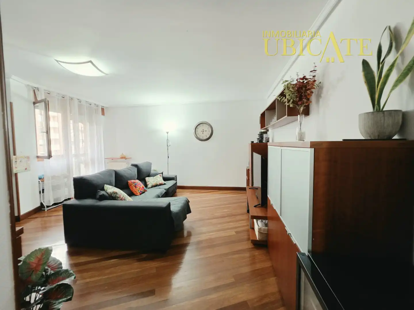 Sala de estar de Piso en venta en Castro-Urdiales con Calefacción, Parquet y Trastero