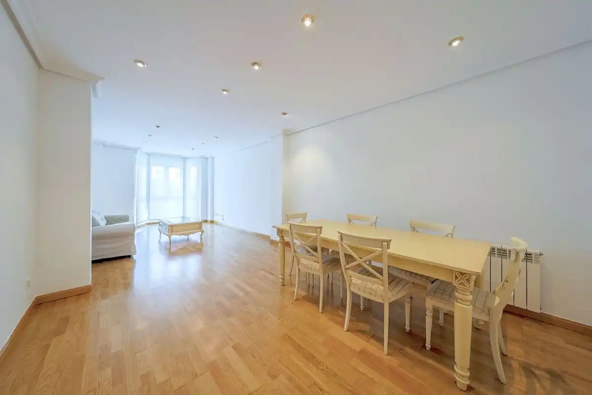 Flat with pool for sale in C. de Américo Castro, imagen 3