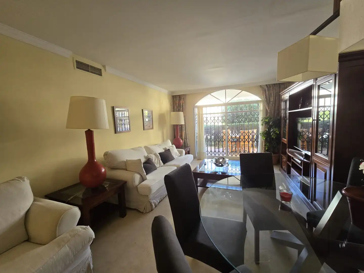 Wohnzimmer von Einfamilien-Reihenhaus zur Miete in Marbella mit Möbliert
