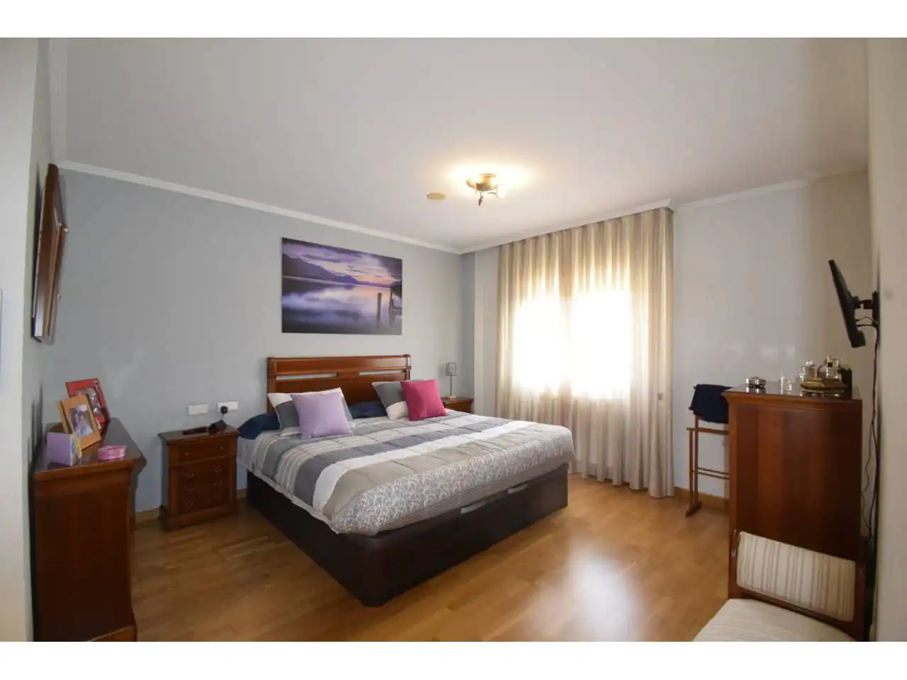 Dormitori de Casa o xalet en venda en León Capital  amb Calefacció, Parquet i Terrassa