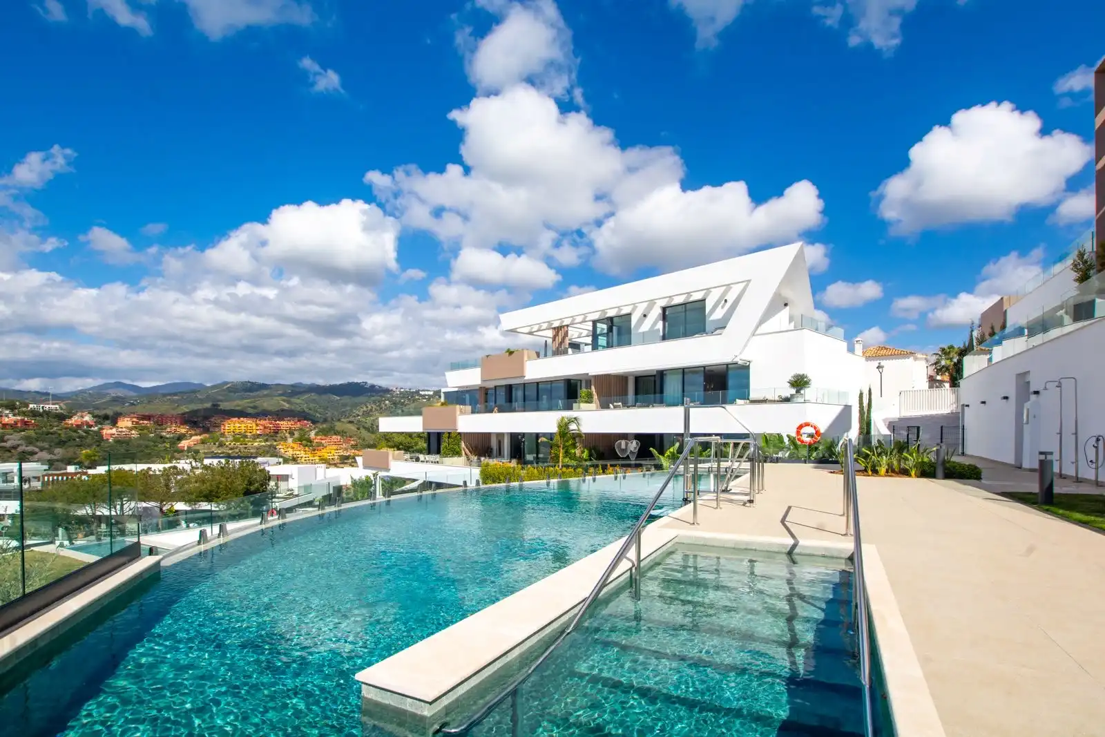 Piscina de Planta baixa en venda en Marbella amb Aire condicionat, Calefacció i Jardí privat