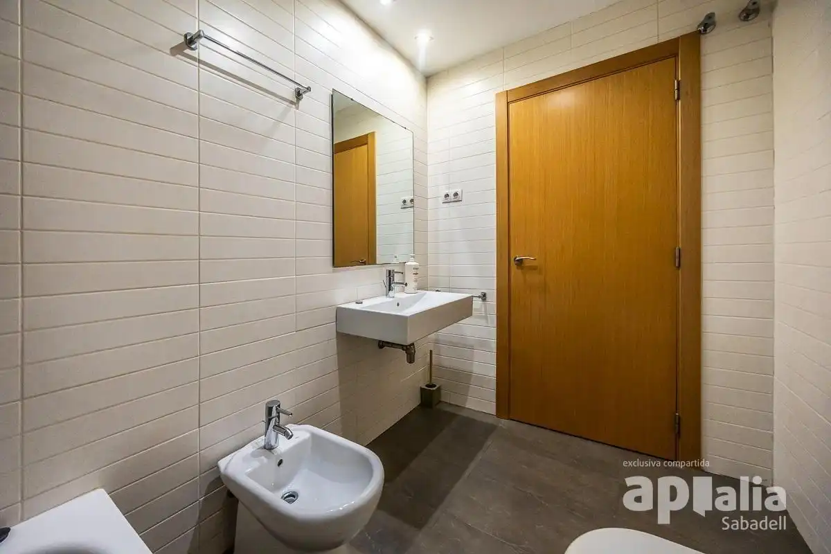 Badezimmer von Wohnung zum Verkauf in Sabadell mit Heizung und Abstellraum