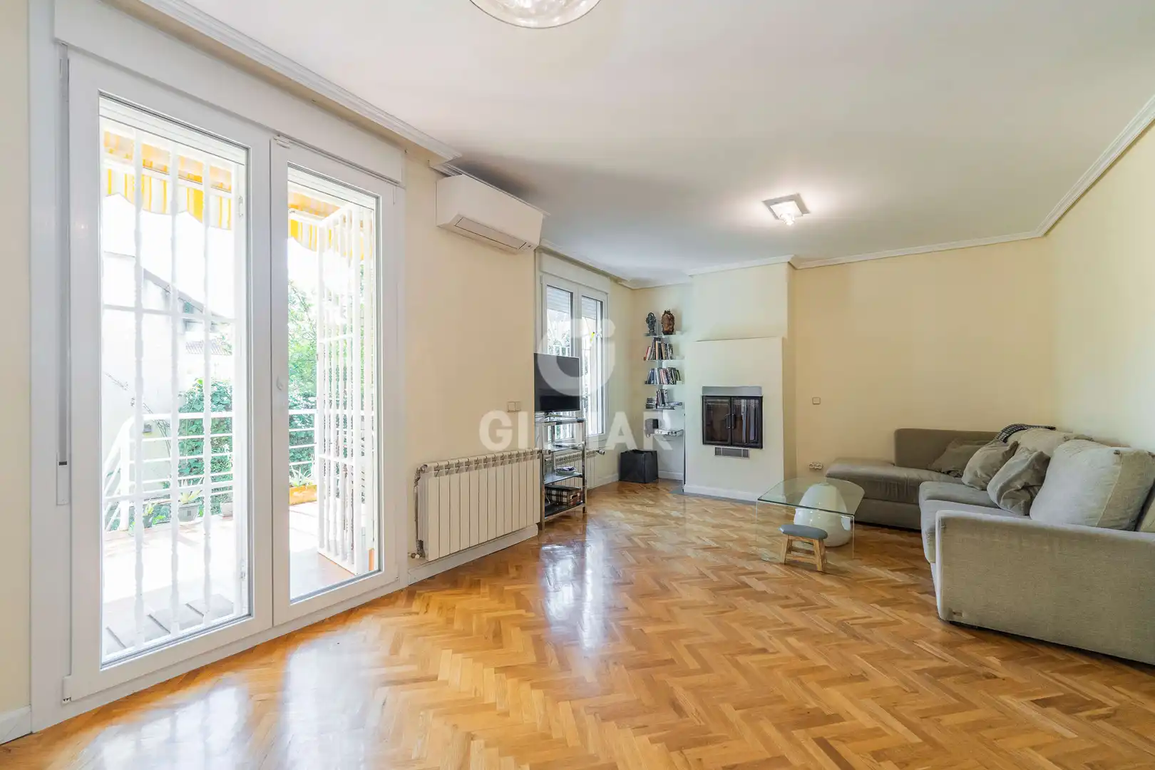 Sala d'estar de Casa adosada en venda en Madrid amb Calefacció i Jardí privat