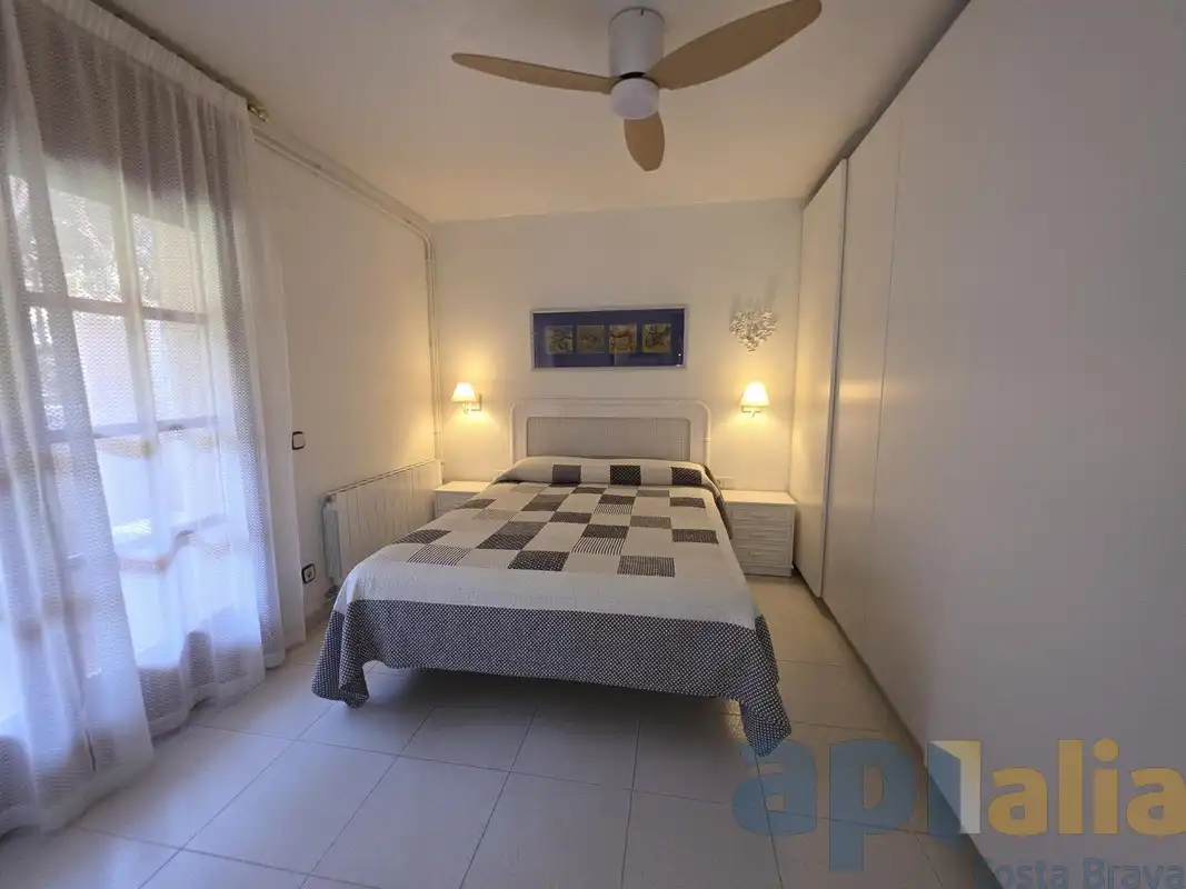 Habitación de Casa adosada en venta en Castell d'Aro, Platja d'Aro i s'Agaró con Calefacción, Jardín privado y Piscina comunitaria