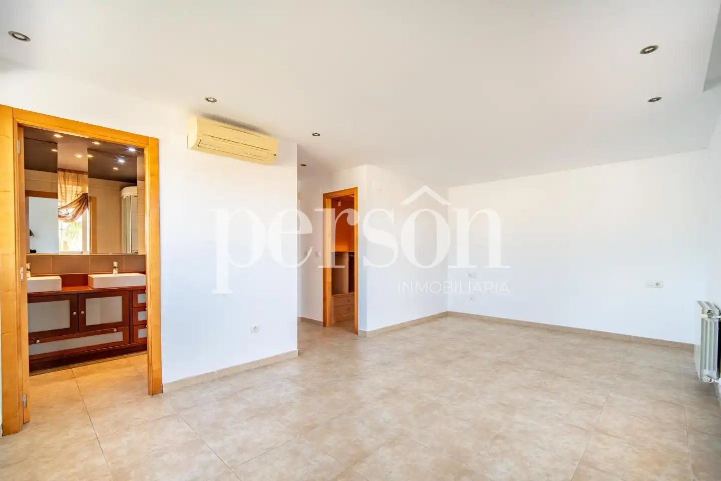 Dormitori de Casa o xalet en venda en La Pobla de Vallbona amb Aire condicionat, Calefacció i Jardí privat