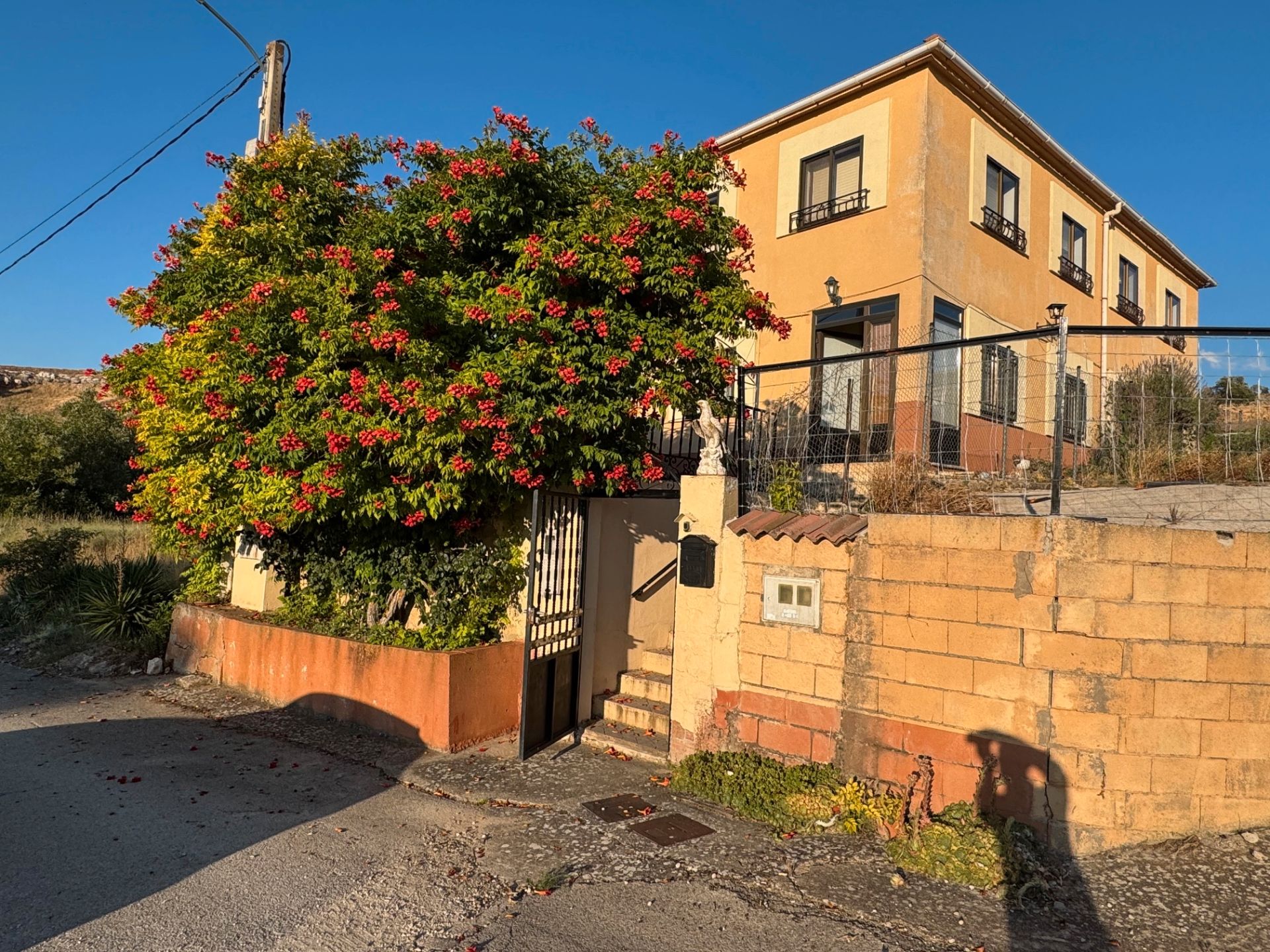Vista exterior de Casa o xalet en venda en Langa de Duero amb Calefacció, Terrassa i Traster