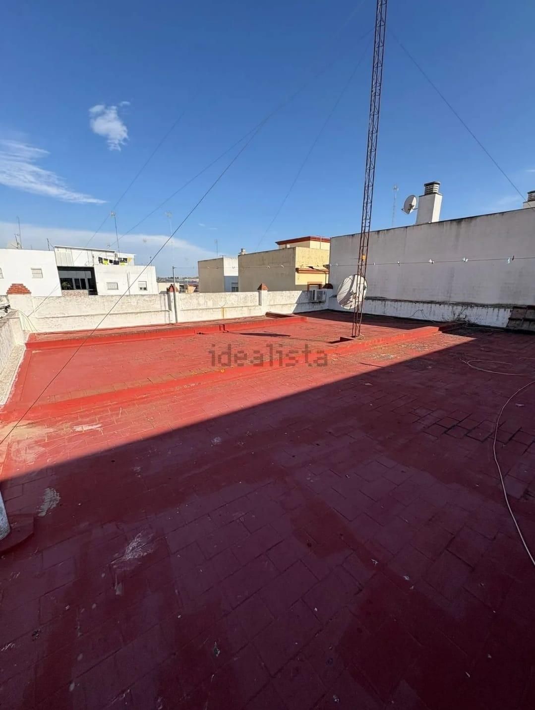 Vista exterior de Casa adosada en venda en Chiclana de la Frontera amb Terrassa i Balcó