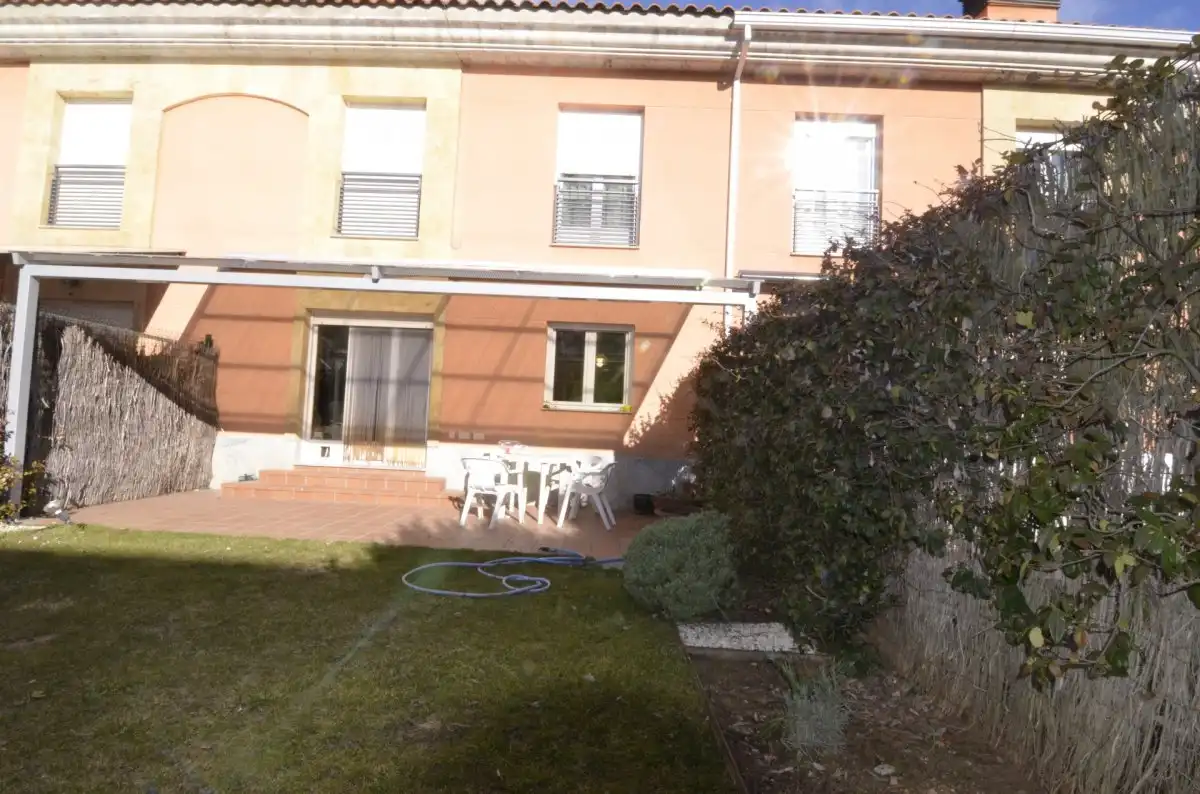 Jardín de Casa adosada en venta en Doñinos de Salamanca con Calefacción, Parquet y Terraza