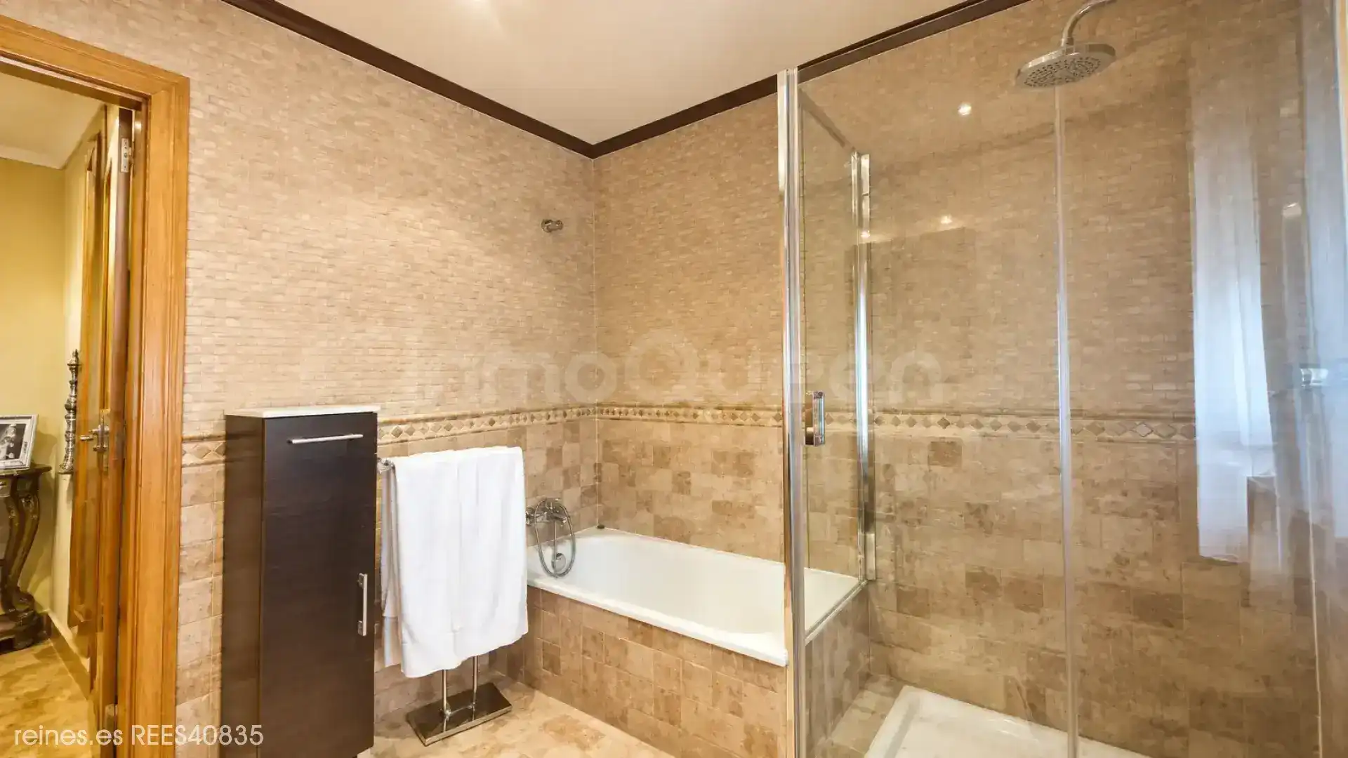Bany de Casa adosada en venda en Siero amb Calefacció, Jardí privat i Terrassa