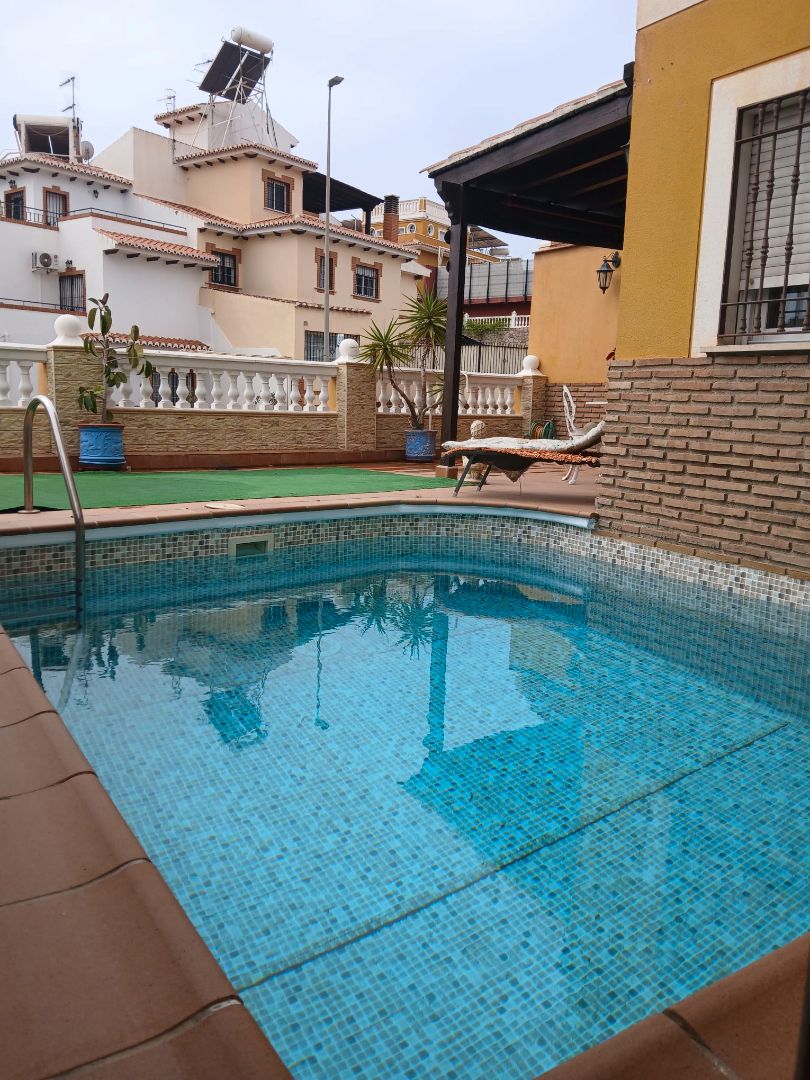 Piscina de Casa o xalet en venda en Motril amb Aire condicionat, Terrassa i Traster