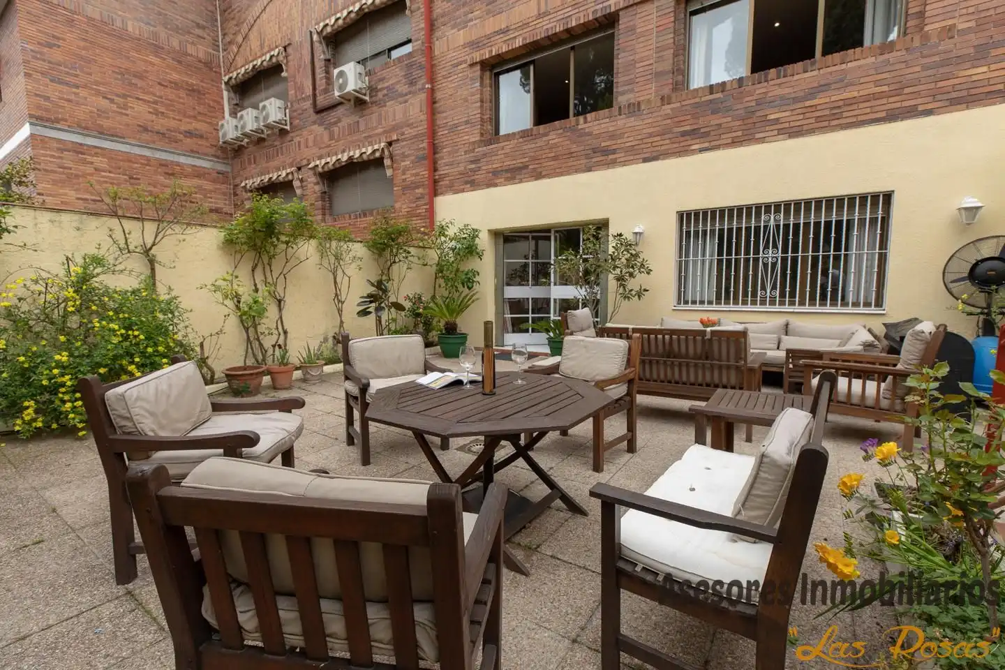 Terrasse von Einfamilien-Reihenhaus zum Verkauf in Madrid mit Klimaanlage, Heizung und Privatgarten