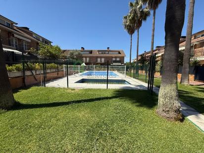 Piscina de Casa adosada en venda en Badajoz Capital amb Aire condicionat, Calefacció i Piscina comunitària