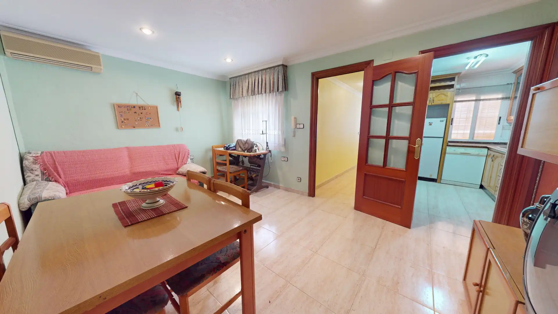 Sala d'estar de Casa adosada en venda en Elda amb Aire condicionat, Terrassa i Traster