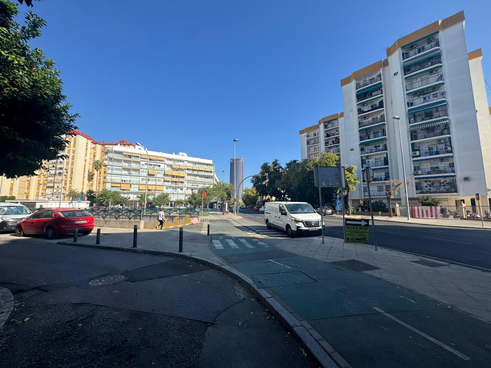 Vista exterior de Local en venda en  Sevilla Capital