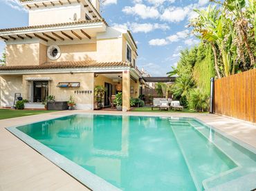 Detached house with balcony for sale in Espartinas Pueblo