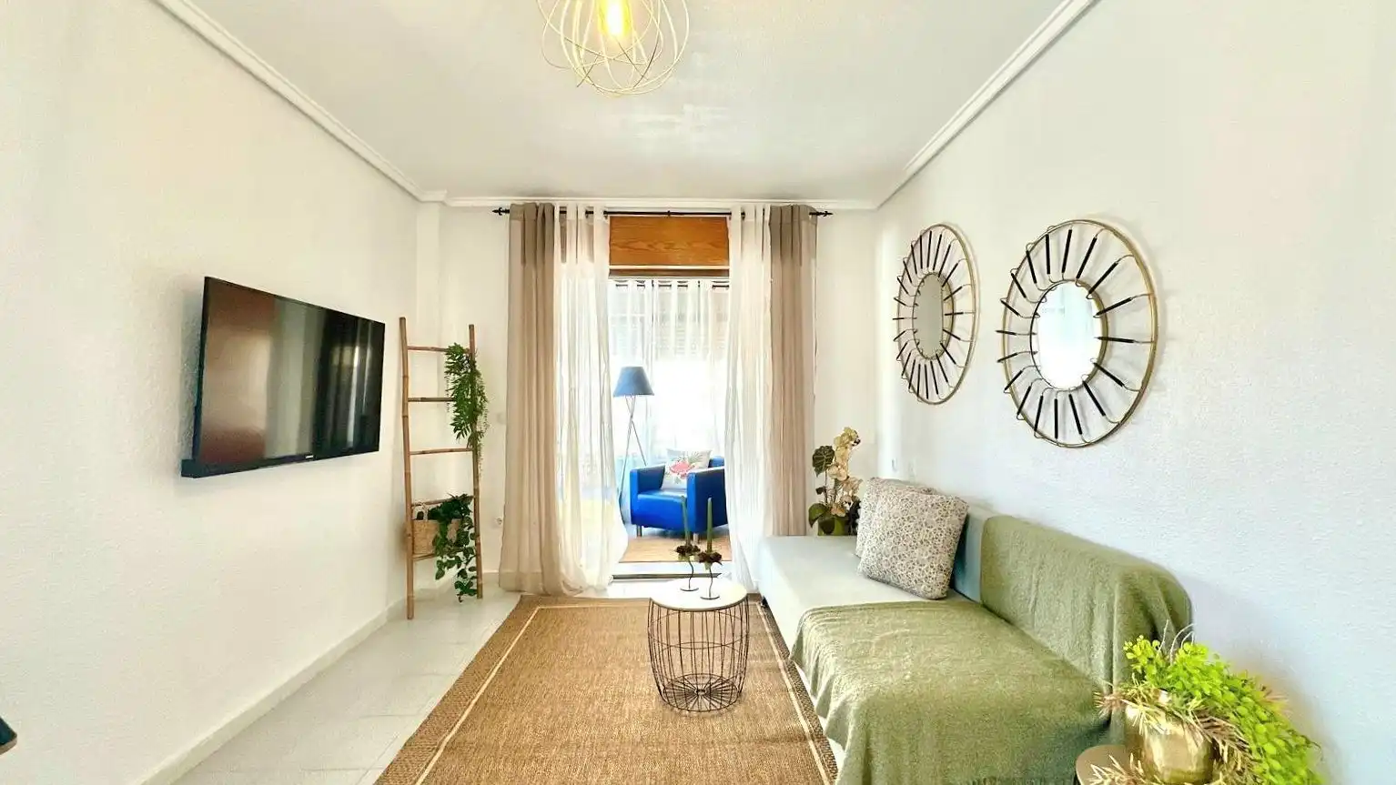 Sala d'estar de Estudi en venda en Torrevieja amb Aire condicionat, Terrassa i Moblat