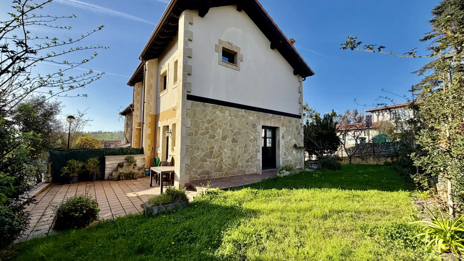Vista exterior de Casa adosada en venta en Santillana del Mar con Calefacción, Jardín privado y Amueblado