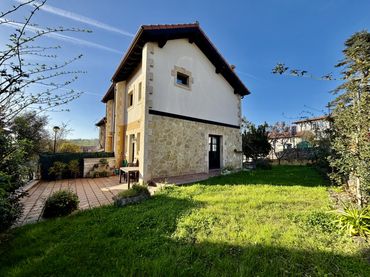 Casa aparellada amb jardí en venda a Santillana del Mar - AVENIDA DE LE DORAT
