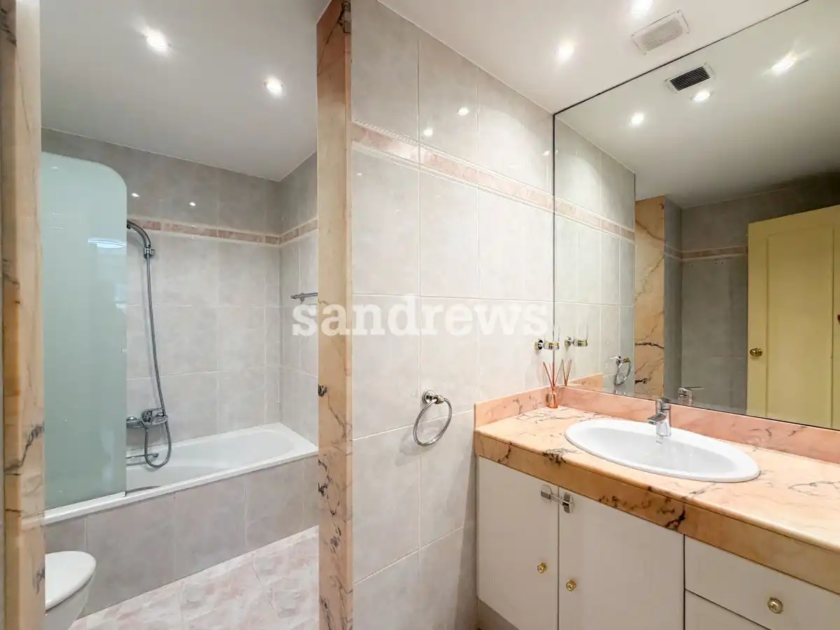 Bathroom of Flat for sale in Figueres  with Air Conditioner, Heating and Terrace