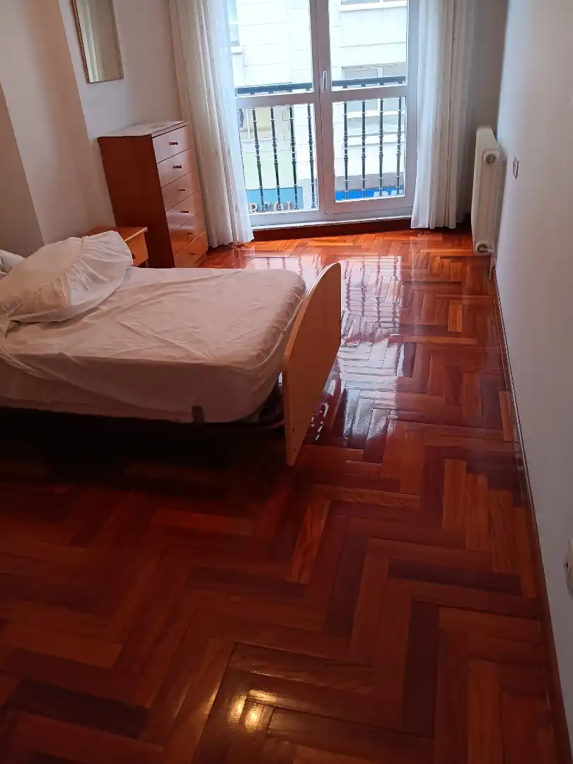 Dormitori de Apartament de lloguer en Lugo amb Calefacció, Parquet i Traster