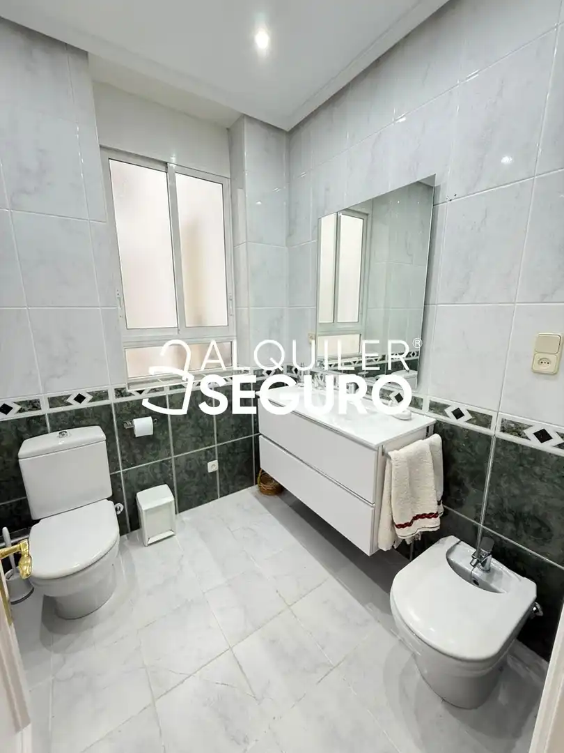 Baño de Piso de alquiler en Madrid con Aire acondicionado, Calefacción y Amueblado