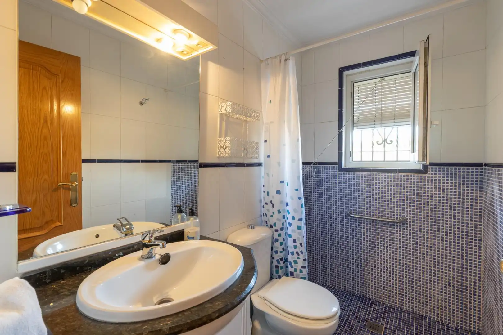 Baño de Casa o chalet en venta en Las Gabias con Calefacción, Trastero y Balcón