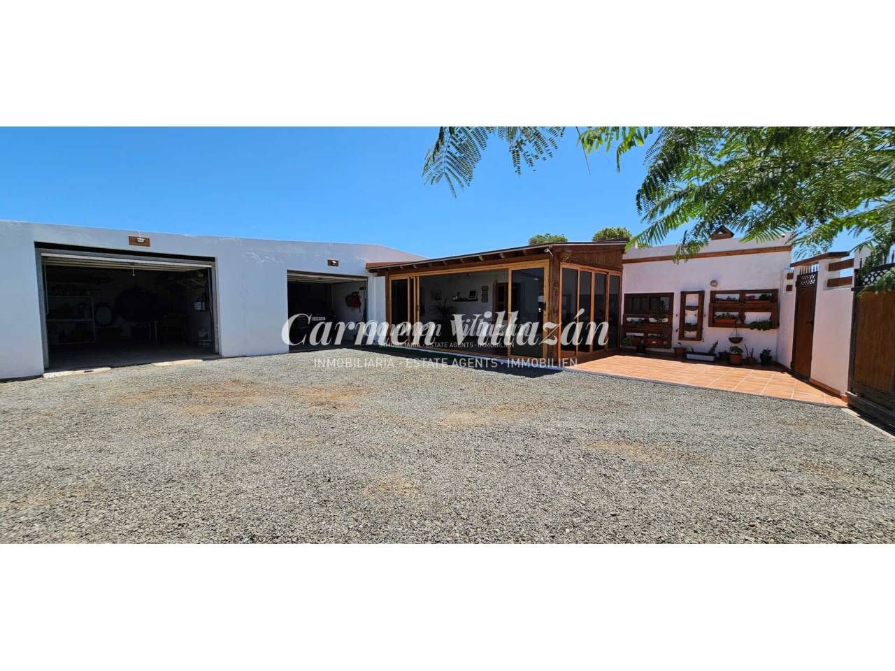 Vista exterior de Casa o xalet en venda en Tuineje amb Jardí privat, Terrassa i Piscina