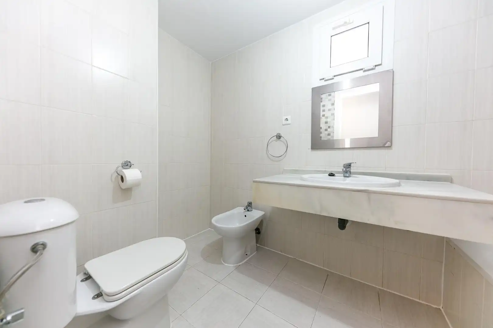 Baño de Piso en venta en Benalmádena con Terraza, Trastero y Balcón