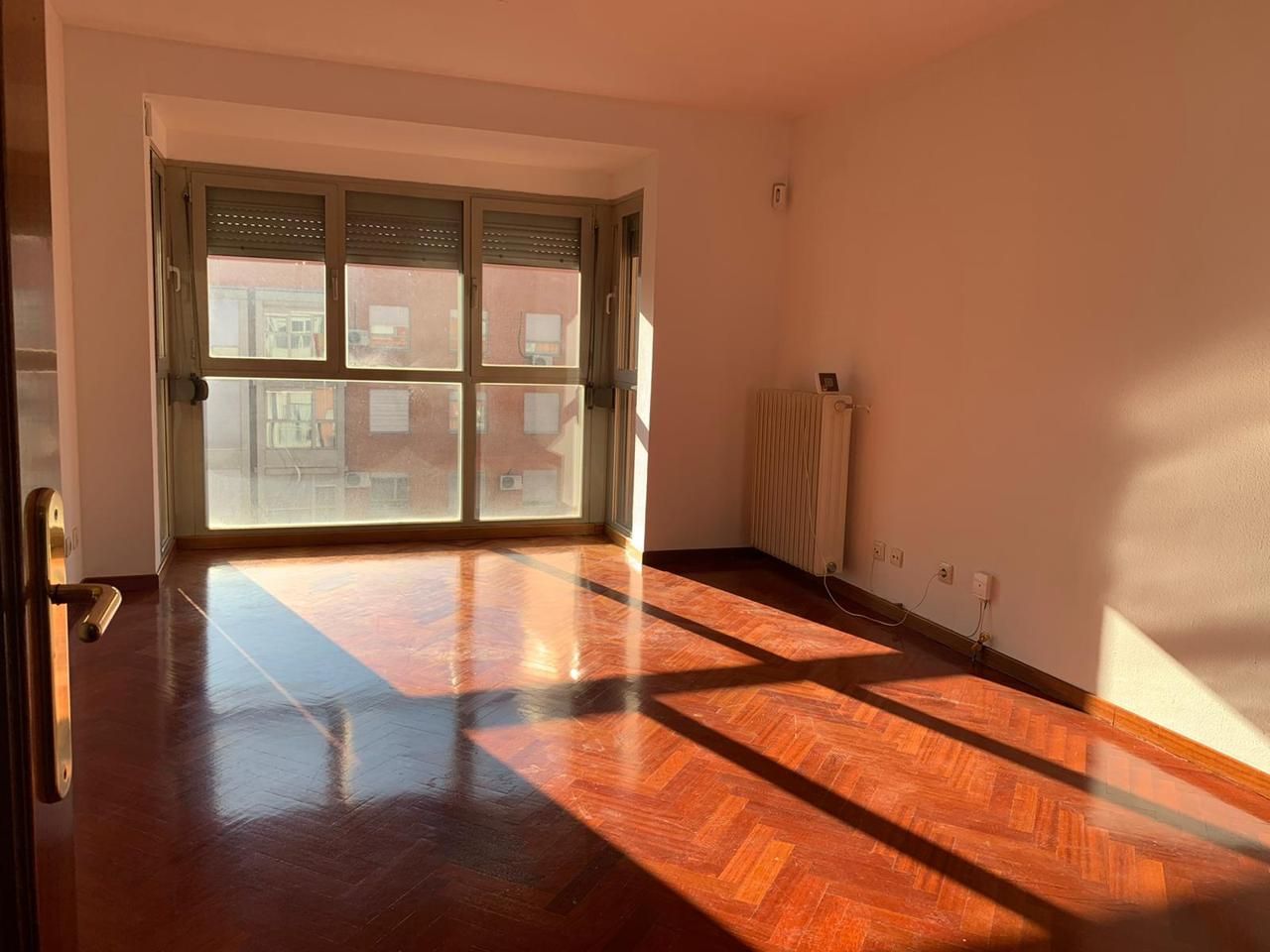 Living room of Flat for sale in  Madrid Capital  with Heating, Parquet flooring and Community pool