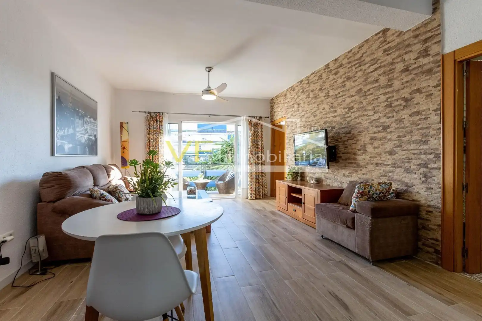 Sala d'estar de Apartament en venda en Torremolinos amb Jardí privat, Terrassa i Piscina comunitària