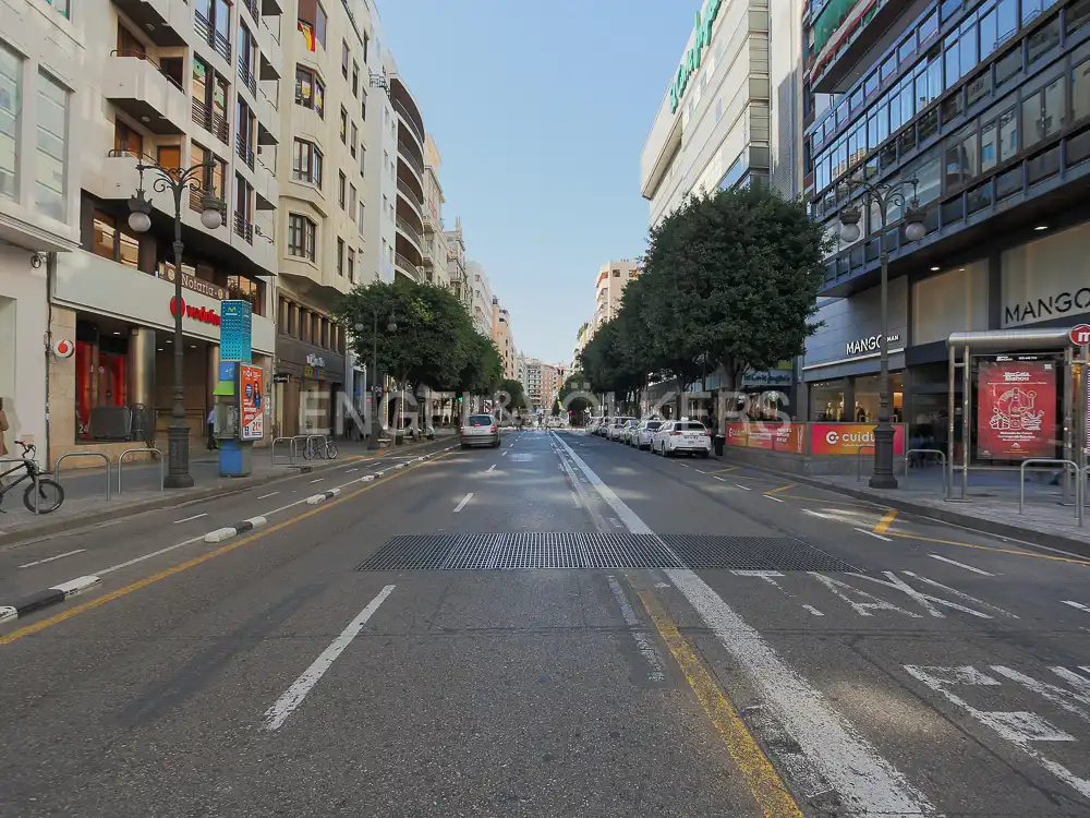 Außenansicht von Wohnung zum Verkauf in Valencia mit Klimaanlage, Heizung und Parkett