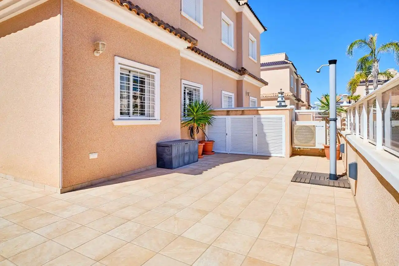 Vista exterior de Planta baixa en venda en Orihuela amb Aire condicionat, Jardí privat i Terrassa