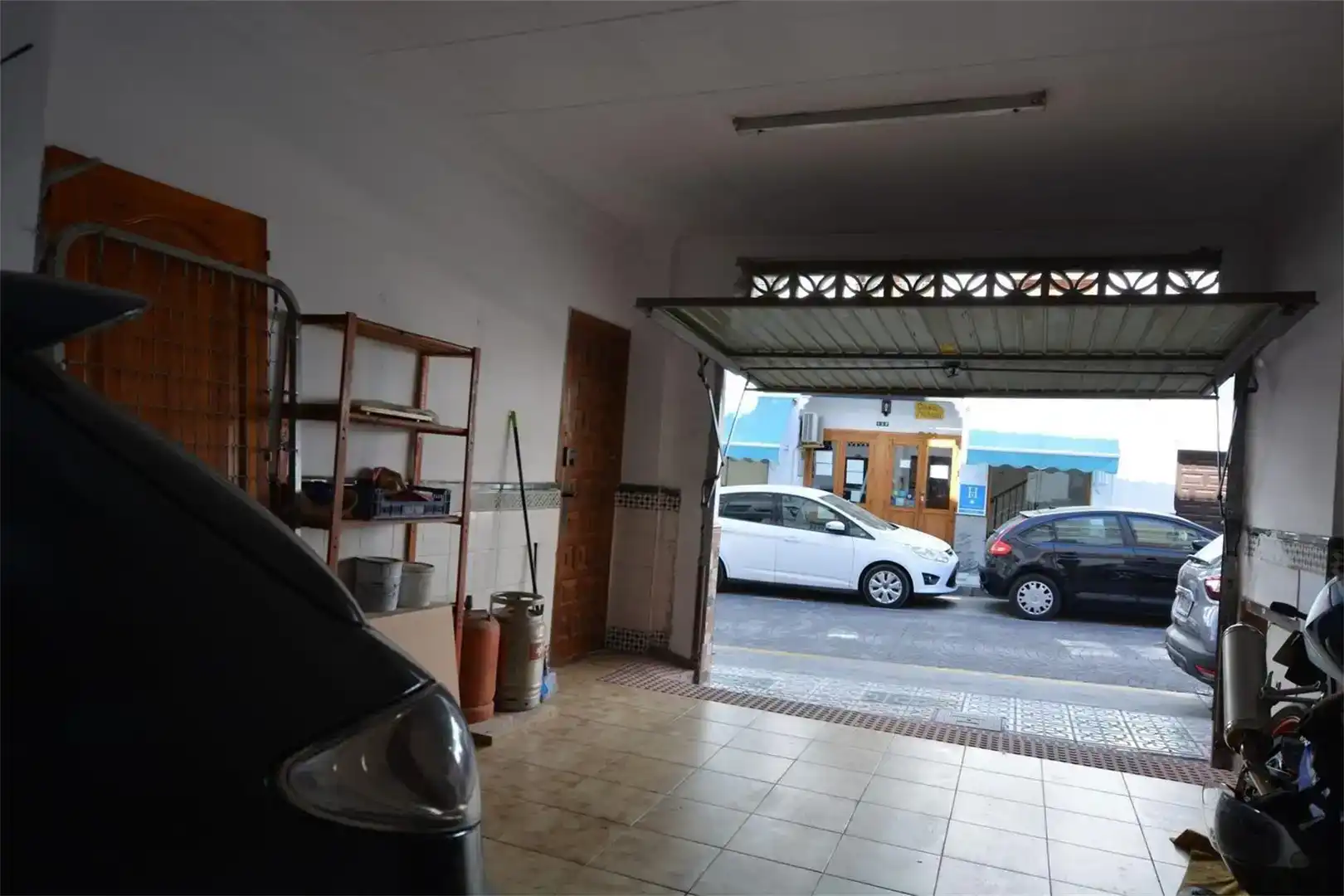 Parkplatz von Einfamilien-Reihenhaus zum Verkauf in Nerja mit Klimaanlage und Balkon