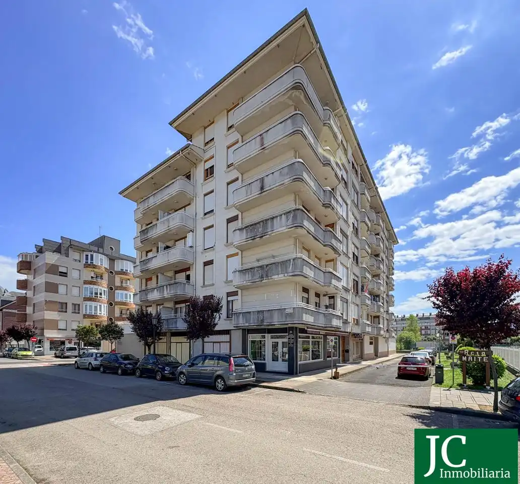 Vista exterior de Dúplex en venda en Colindres amb Calefacció, Terrassa i Moblat