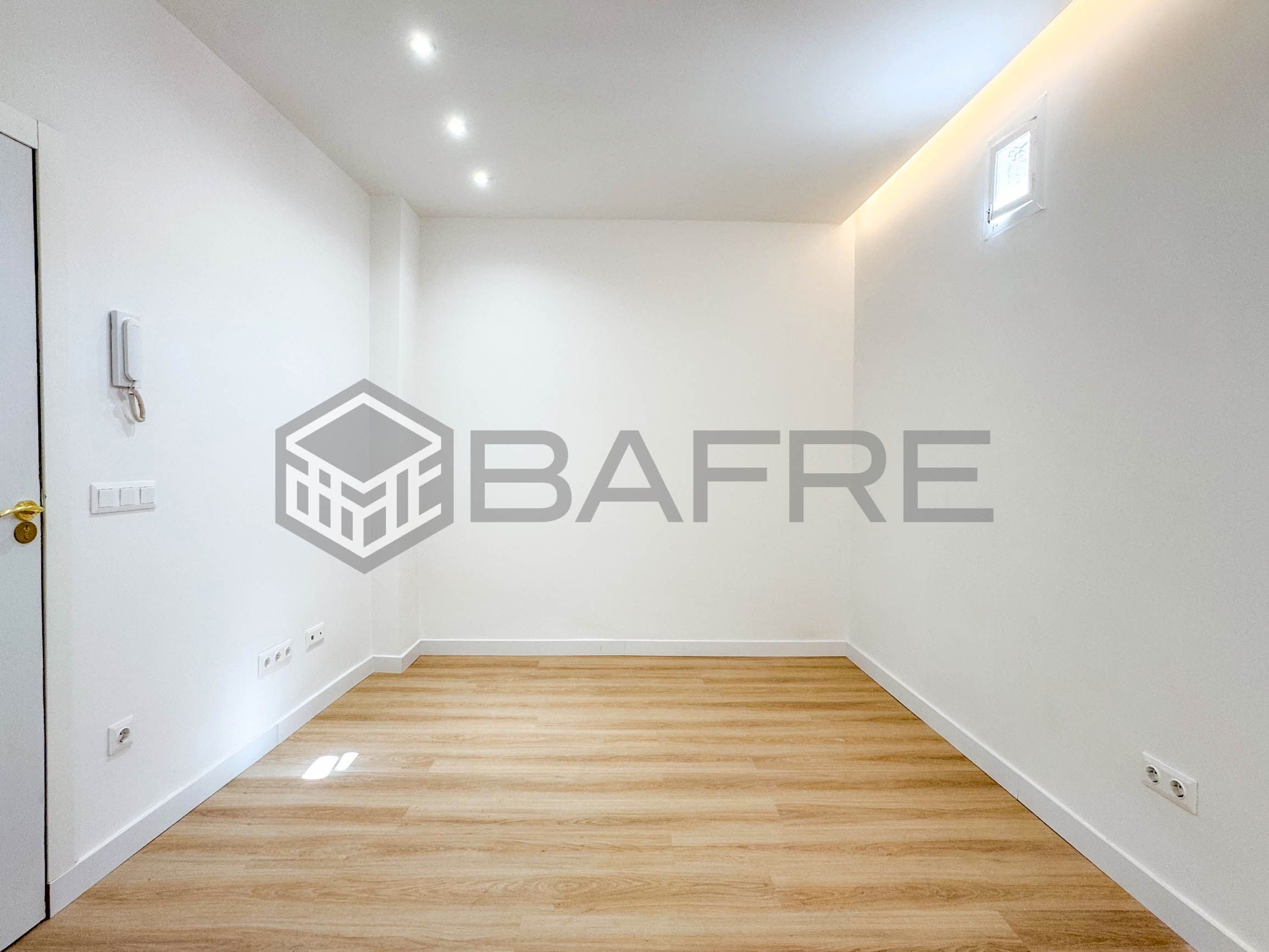 Piso en venta en  Madrid Capital con Balcón